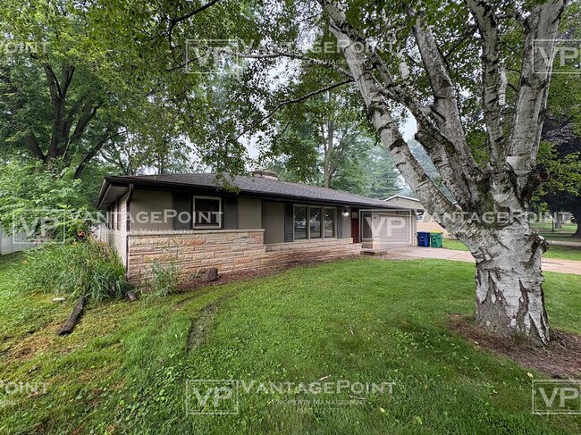 Building Photo - 1643 Birchwood Dr