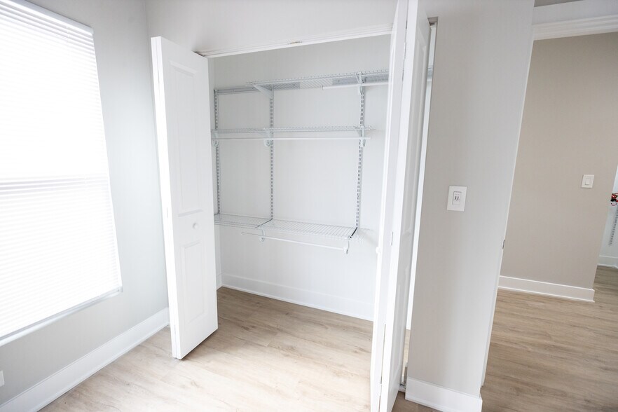 Building Photo - 2175 N Maplewood Ave