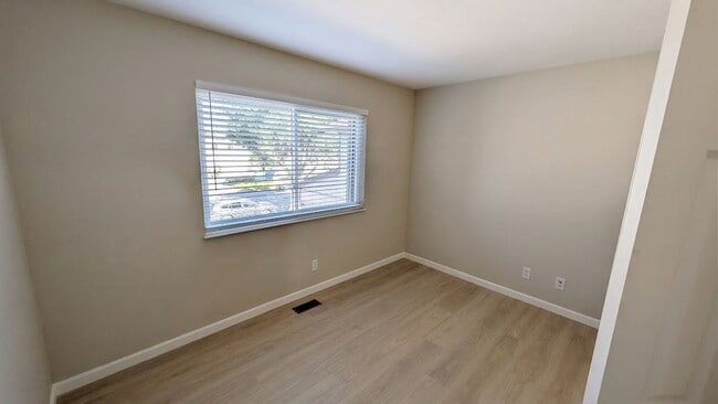 Building Photo - Modern Alameda Townhouse with Resort Style Amenities