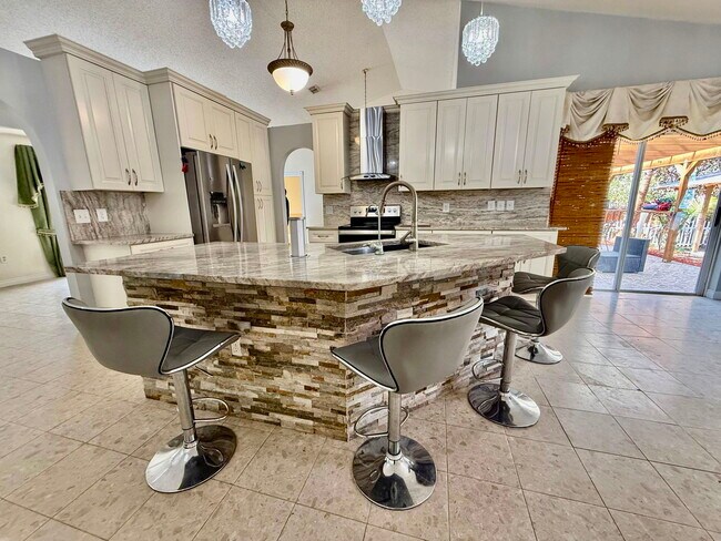 Building Photo - 125 SW Donna Terrace