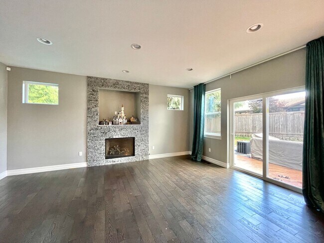 Building Photo - Stunning & Elegant Home Available for Rent!