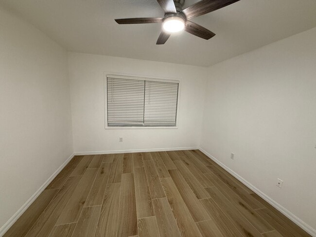 Building Photo - Ground Floor Condo 2/2  - Immediate Availa...