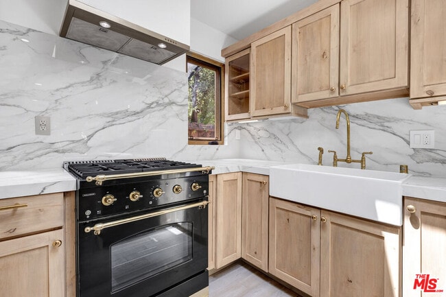Building Photo - 1138 1\2 N Poinsettia Pl