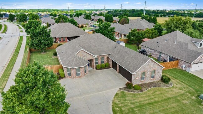 Building Photo - 2506 SW Glenn Ridge Rd