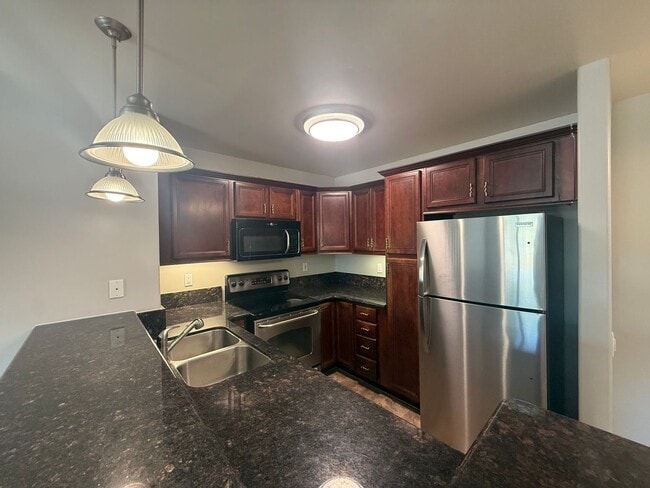 Building Photo - Beautiful 4B/2BA Top Floor Corner Unit wit...