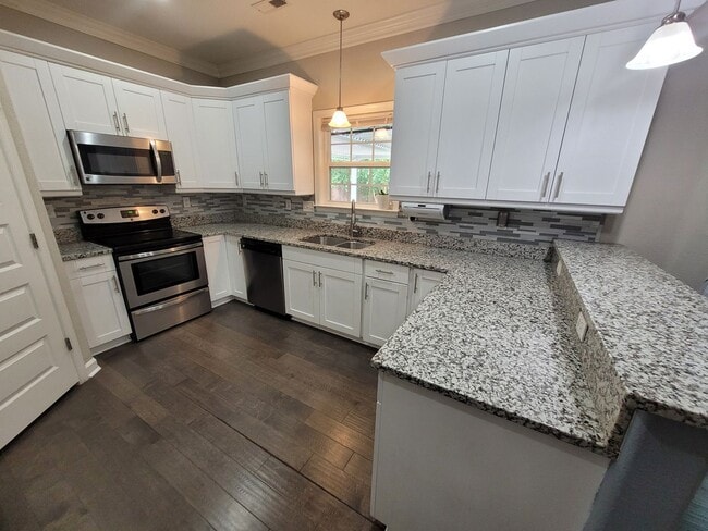 Building Photo - Beautiful 4 Bedroom, 2.5 Bath Home