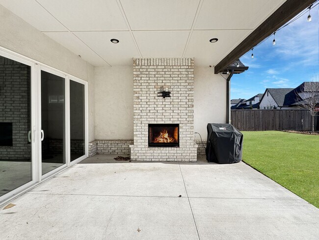 Building Photo - High-End Executive Living in Gated South Tulsa Community