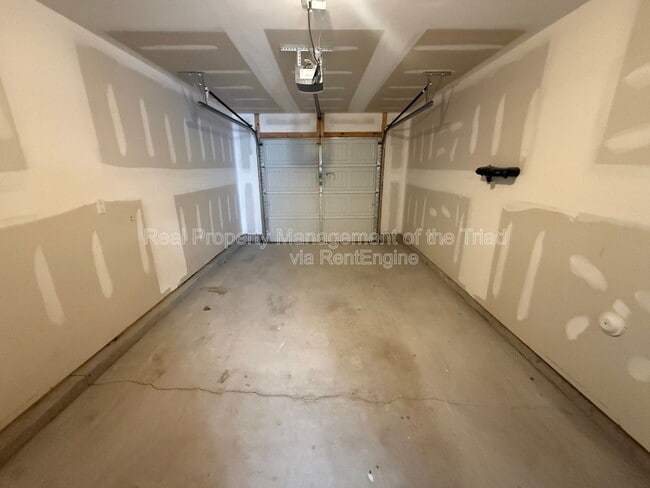 Building Photo - 3904 Vershire Ave