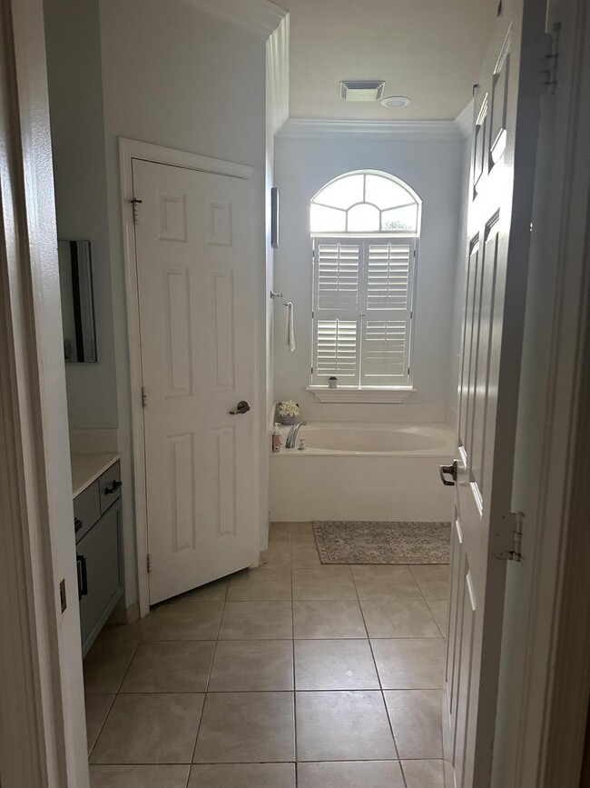 Building Photo - 2347 SW Kent Cir