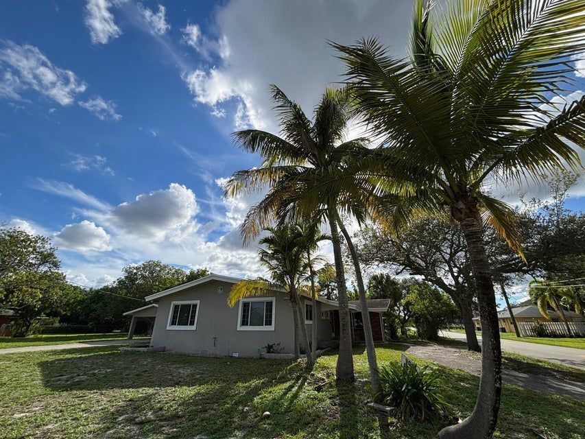 Building Photo - 117 SE 4th Ave