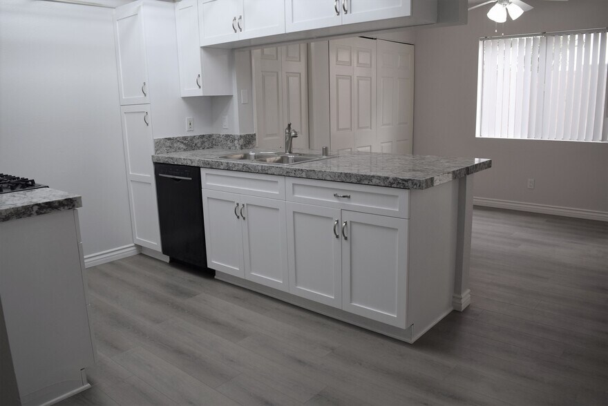 Gourmet Kitchen - 16042 Waikiki Ln