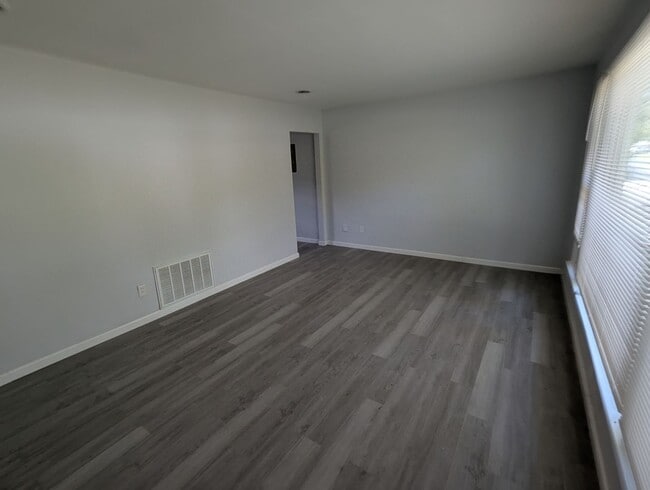 Building Photo - 11913 Bridgevale Ave