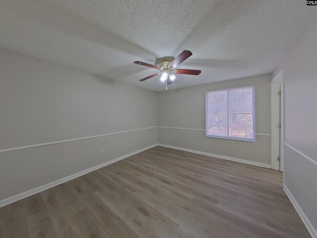 Building Photo - 201 Raintree Dr