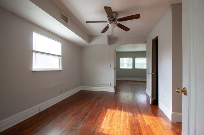 Building Photo - 408 W Howry Ave