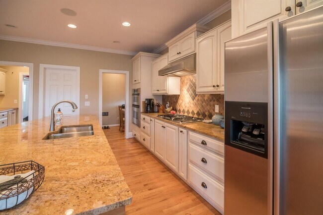 Building Photo - Charming Wyatt Farms Home with Stunning Vi...