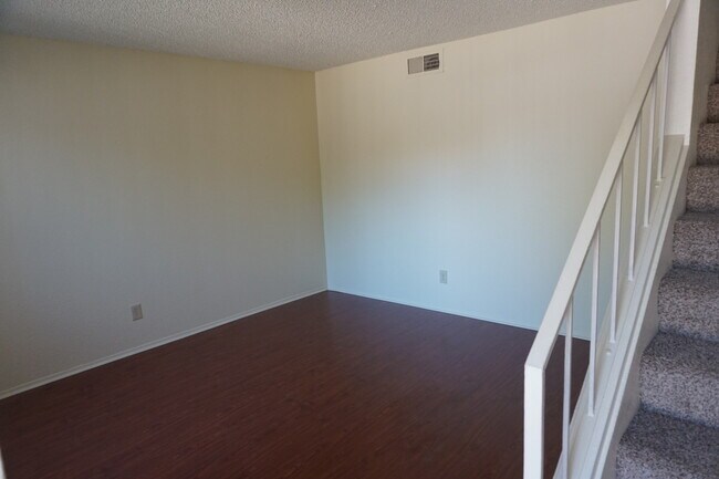 Building Photo - Charming 2 bed 1.5 bath Phoenix townhouse