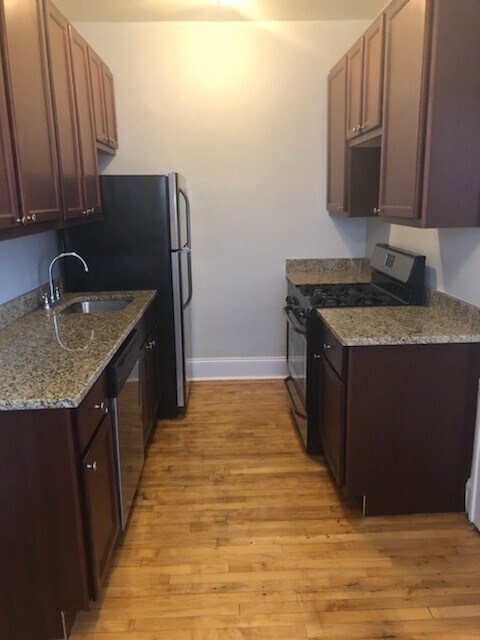 Building Photo - Evanston studio with separate kitchen! Hea...
