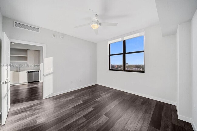 Building Photo - 555 NE 8th St