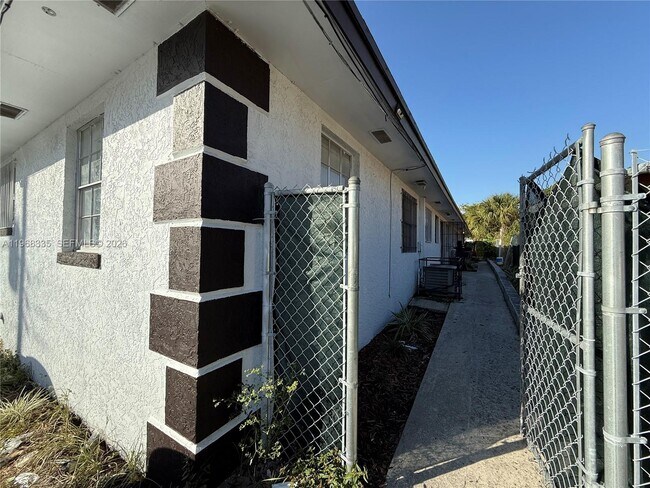 Building Photo - 817 5th St