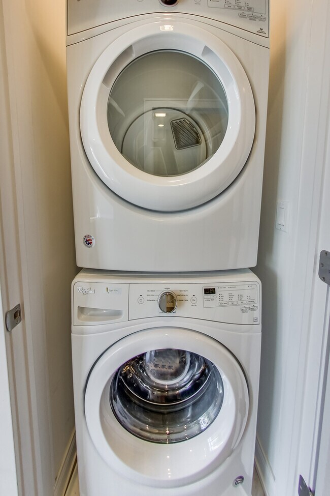 Building Photo - 317 W Evergreen Ave