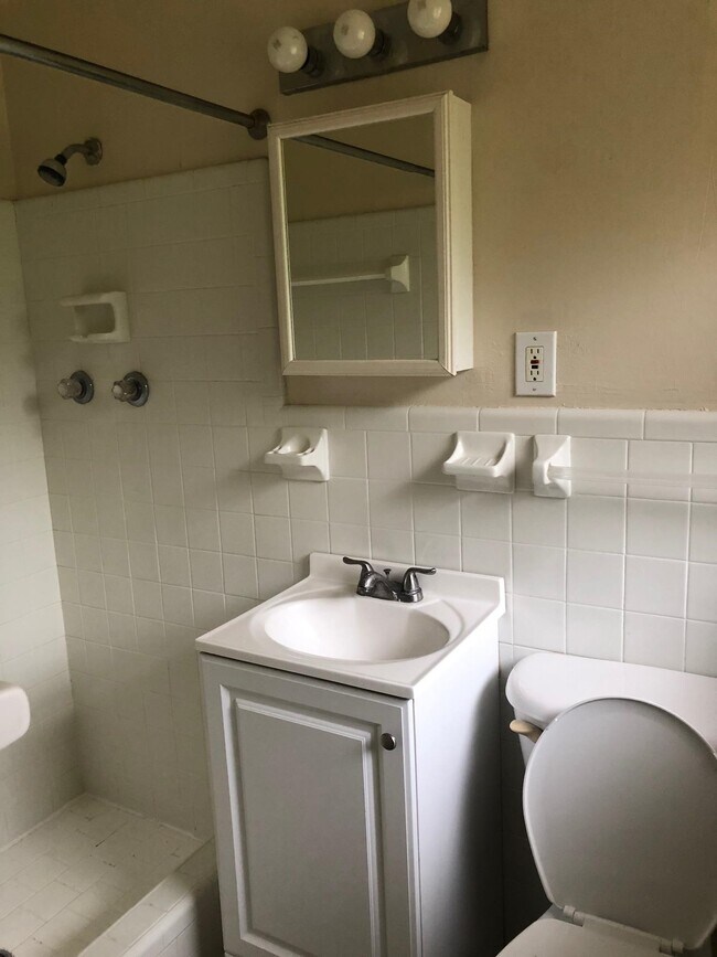 Building Photo - 1510 Raa Ave