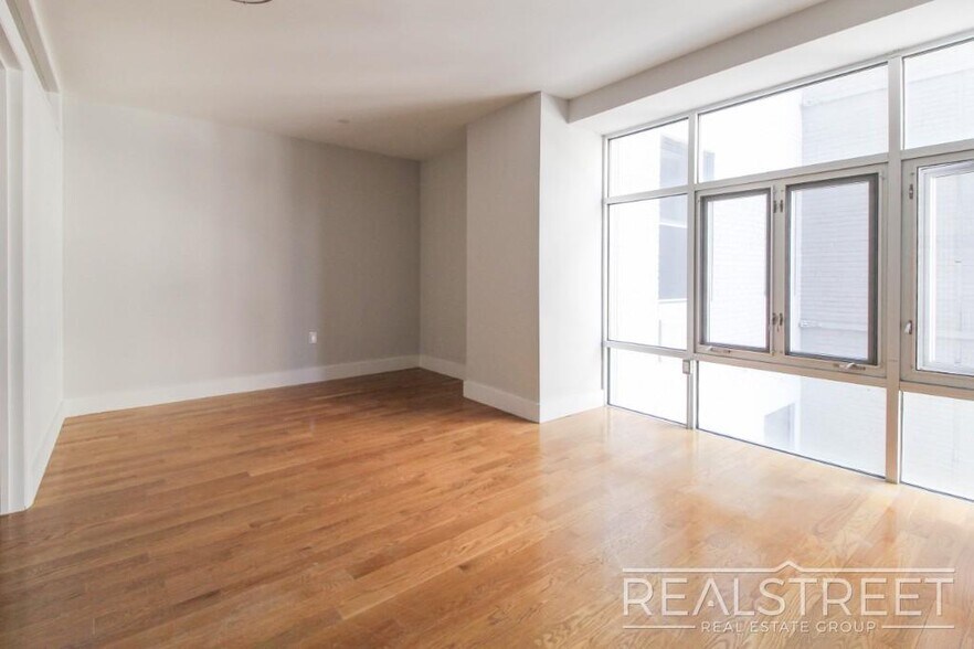 Building Photo - LUXURY LOFT in Queens!