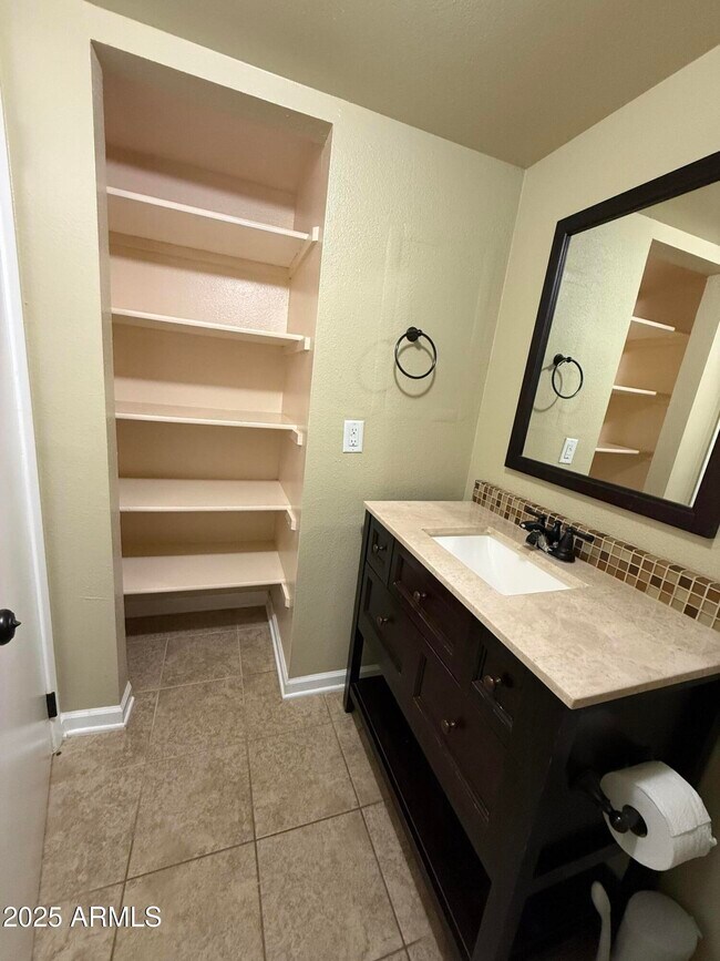 Building Photo - 1425 E Desert Cove Ave