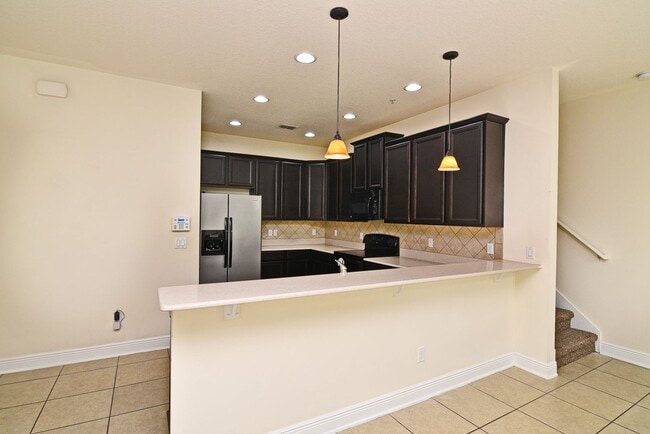 Building Photo - Lovely Town Home Available