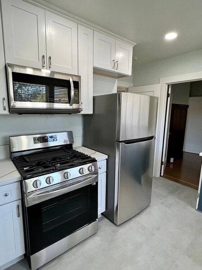 Building Photo - 940 Santa Rosa St