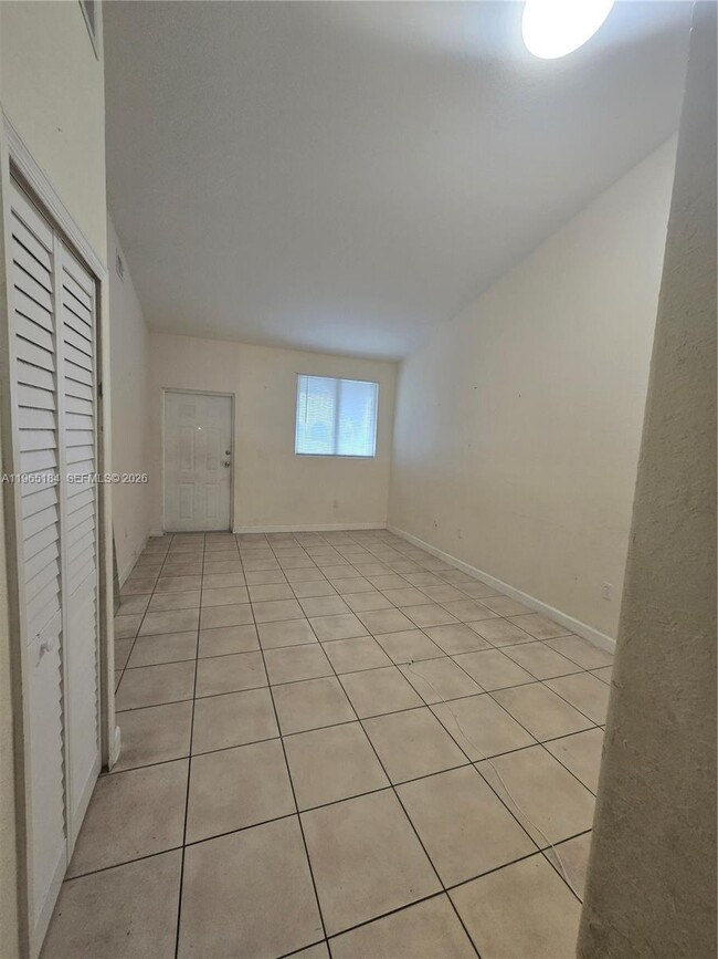 Building Photo - 1661 SE 28th St