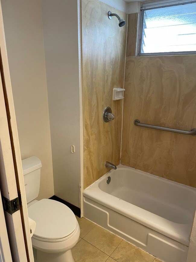 Building Photo - Rainbow Place - Moiliili - 1 Bdrm/1 Bath/1...