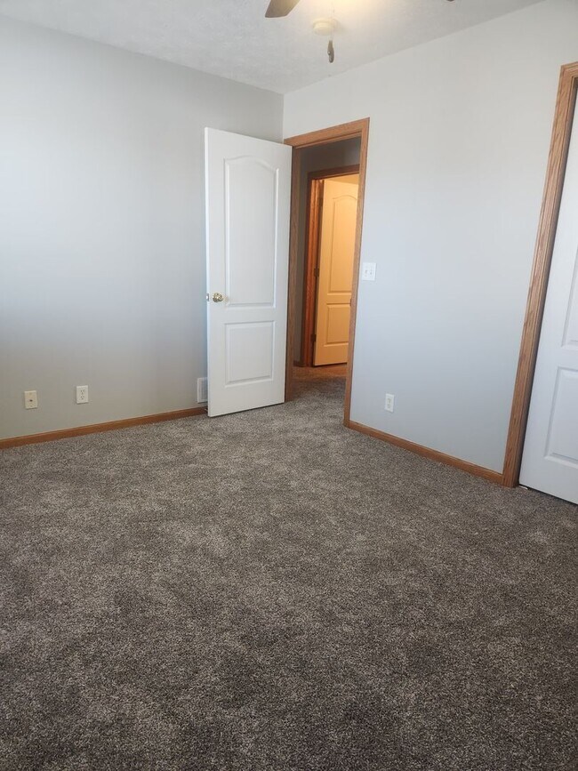 Building Photo - South Lincoln Townhouse with 4 bedrooms, 2 1/2 baths, and 2 stall garage.