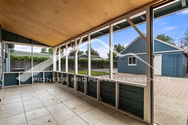 Building Photo - Cozy House with Central A/C and Fenced Back Yard