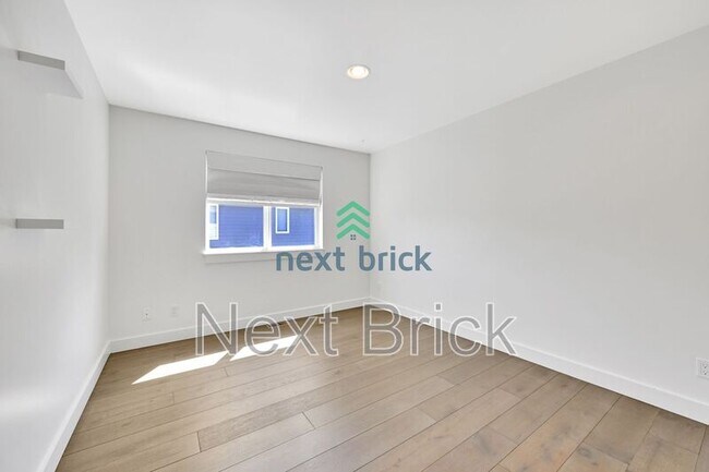 Building Photo - 1413 233rd Ave NE