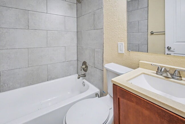 Building Photo - 3130 W Longfellow Pl