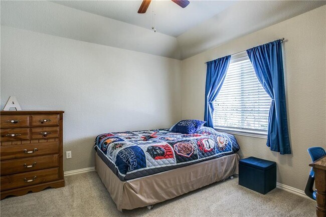 Building Photo - Immaculate home on a beautifully landscaped lot, tandem garage, plenty of storage!