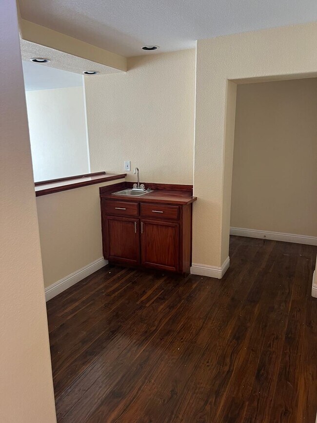 Building Photo - 6 bedroom Home With Pool and Basement