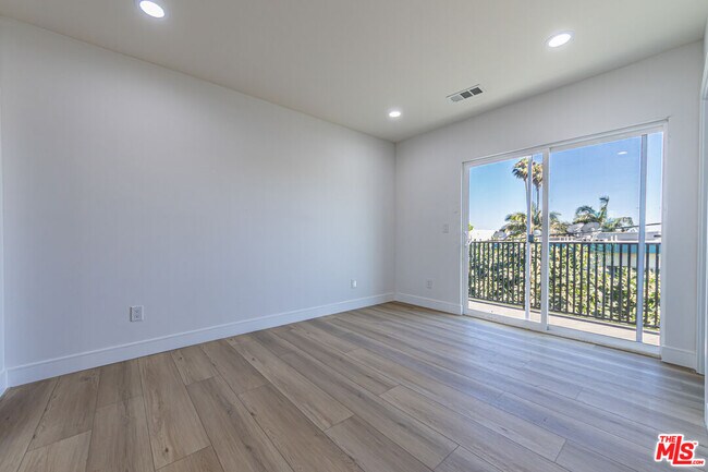 Building Photo - 5438 Romaine St