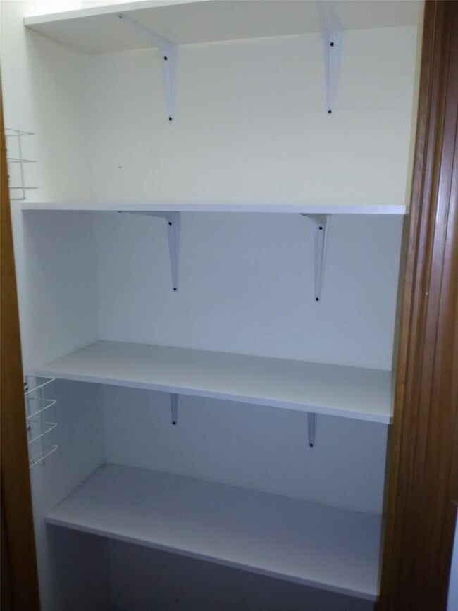 Building Photo - 611 Windcrest Dr