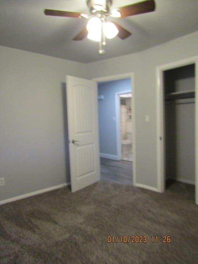 Building Photo - Great home located on the eastside, walking distance to MacArthur Schools.