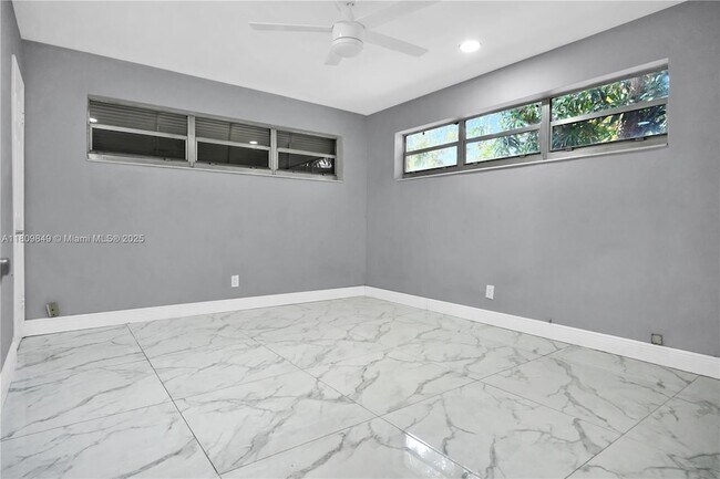 Building Photo - 2833 SW 5th St