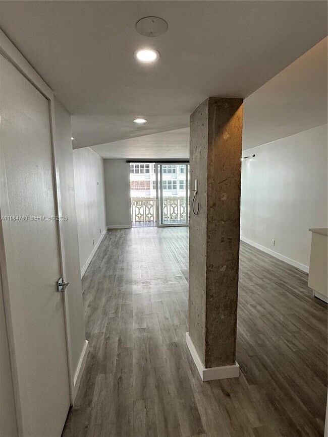 Building Photo - 1825 S Ocean Dr