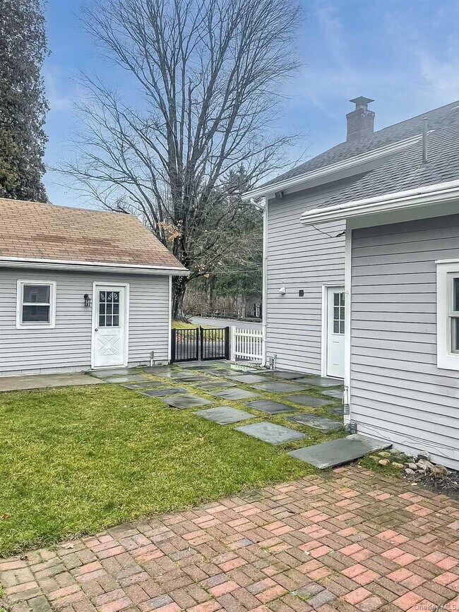 Building Photo - 5 Valley Farm Rd