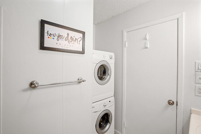 Building Photo - "Charming 2-Bed Duplex in Austin's Vibrant Heart – Cozy 833 Sq Ft Retreat!"