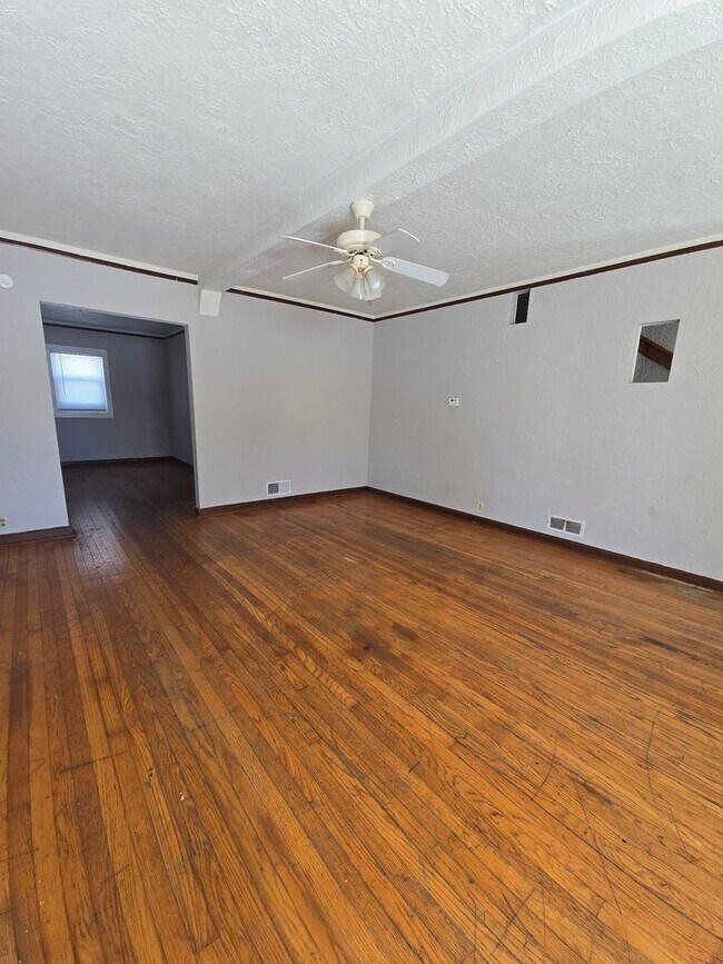 Building Photo - 620-622-622 Paris Ct