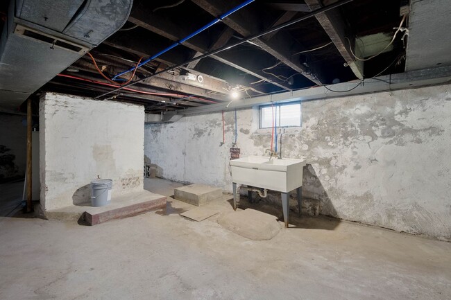 Building Photo - Bright 2 Bedroom home in McKees Rocks Avai...