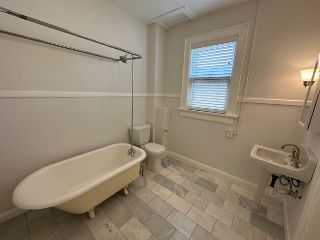 Building Photo - 1186 Neil Ave