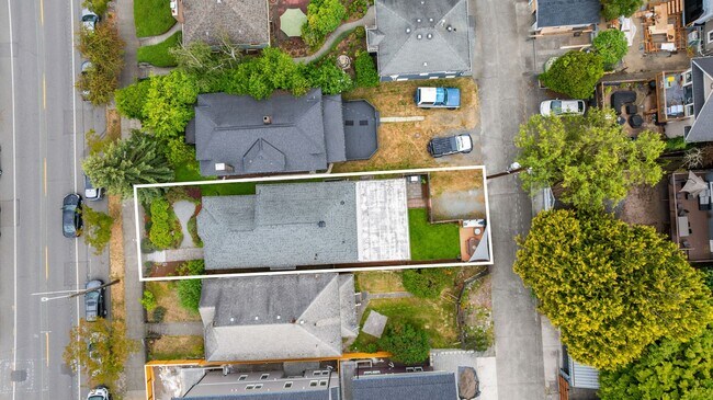 Building Photo - 2418 Queen Anne Ave N