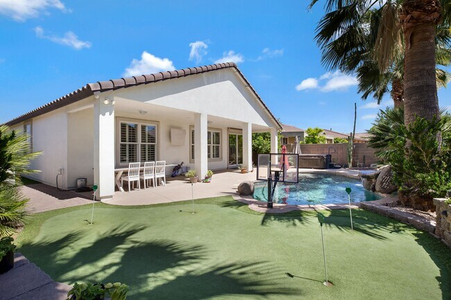 Building Photo - Charming Home with heated Pool & Spa! Amaz...