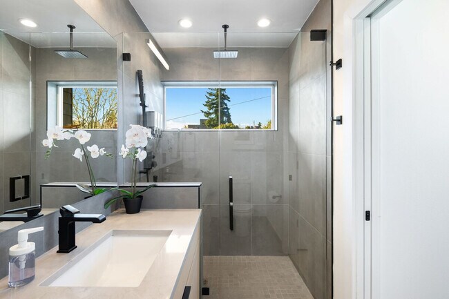 Building Photo - 4510 1st Ave NE